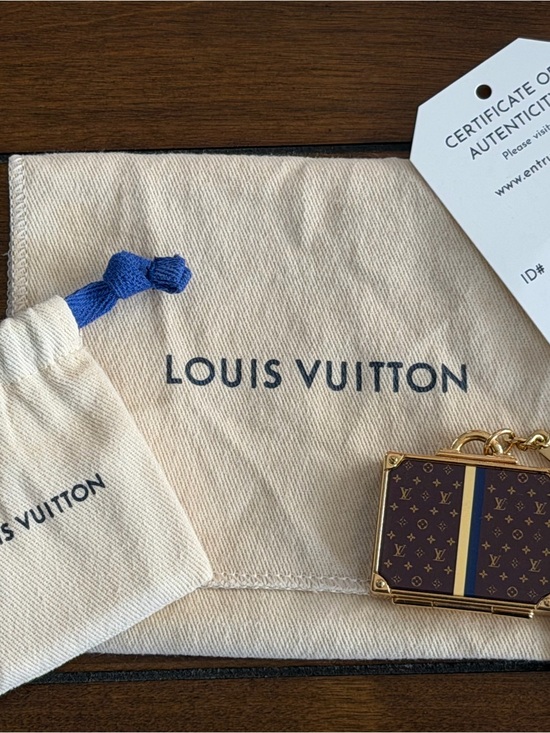 Louis Vuitton Accessories - ⭐️RARE!!!!⭐️ Louis Vuitton Alzer trunk keychain with mirror!!!!